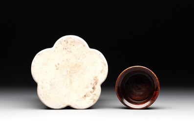 A Chinese blue and white tea caddy with wooden cover and a bird feeder, Xuande mark, 19th C.