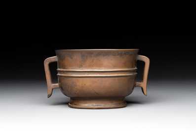 A Chinese bronze oval censer with handles, Shu Yuan 恕園 mark, 19th C.