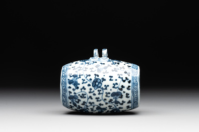 A Chinese blue and white tea caddy with wooden cover and a bird feeder, Xuande mark, 19th C.