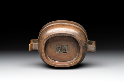 A Chinese bronze oval censer with handles, Shu Yuan 恕園 mark, 19th C.
