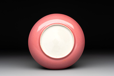 A Chinese famille rose 'ruby back' plate with figural design, 19th C.