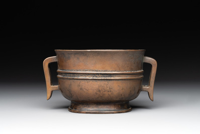 A Chinese bronze oval censer with handles, Shu Yuan 恕園 mark, 19th C.