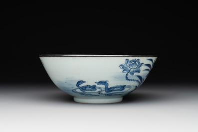 A Chinese blue and white 'Bleu de Hue' bowl for the Vietnamese market, chơi ngọc 玩玉 mark, 19th C.