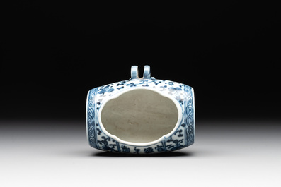 A Chinese blue and white tea caddy with wooden cover and a bird feeder, Xuande mark, 19th C.