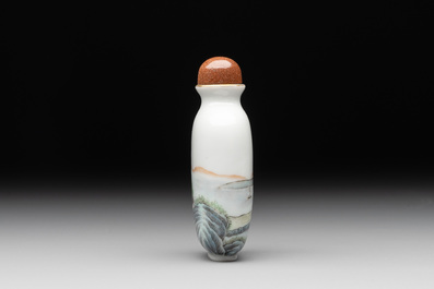 A Chinese famille verte snuff bottle, Ting Song Zhai 聽松齋 mark, 20th C.