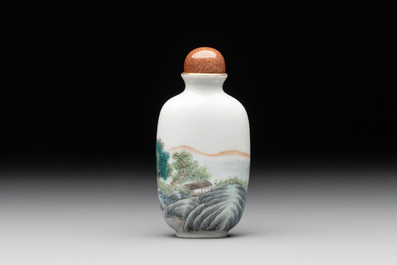 A Chinese famille verte snuff bottle, Ting Song Zhai 聽松齋 mark, 20th C.
