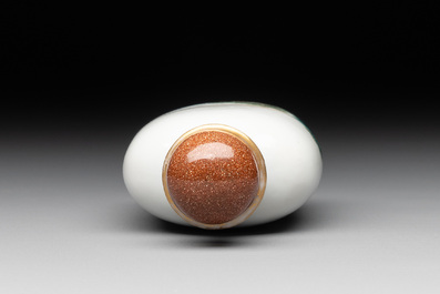 A Chinese famille verte snuff bottle, Ting Song Zhai 聽松齋 mark, 20th C.