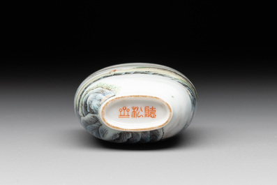 A Chinese famille verte snuff bottle, Ting Song Zhai 聽松齋 mark, 20th C.