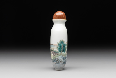 A Chinese famille verte snuff bottle, Ting Song Zhai 聽松齋 mark, 20th C.
