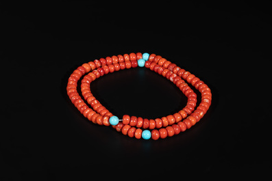 A Chinese necklace with red coral- and turquoise beads, 19th C.
