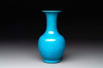 A Chinese turquoise-glazed vase, 18/19th C.