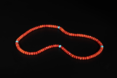 A Chinese necklace with red coral- and turquoise beads, 19th C.