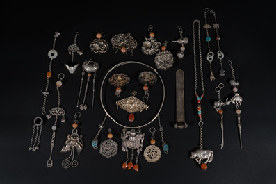 A collection of Chinese silver and precious stones jewellery, 19/20th C.