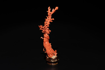 A Chinese red coral figure of a standing lady holding a vase, 19/20th C.
