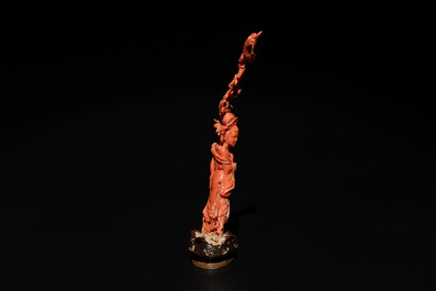 A Chinese red coral figure of a standing lady holding a vase, 19/20th C.