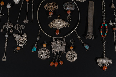 A collection of Chinese silver and precious stones jewellery, 19/20th C.