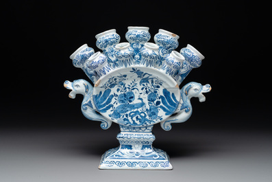 A blue and white Dutch Delft tulip vase, 19th C.