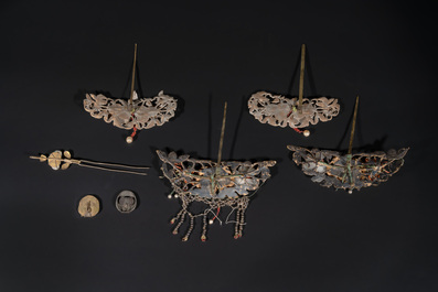 Five Chinese kingfisher feather, jadeite and silver hairpins and two small brooches, 19th C.