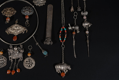 A collection of Chinese silver and precious stones jewellery, 19/20th C.