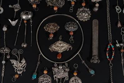A collection of Chinese silver and precious stones jewellery, 19/20th C.
