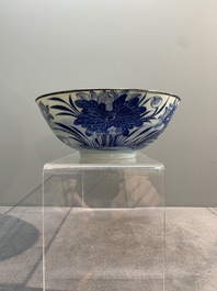 A Chinese blue and white 'Bleu de Hue' bowl for the Vietnamese market, chơi ngọc 玩玉 mark, 19th C.