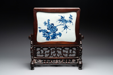 A Chinese blue and white plaque with floral design in a carved wooden screen, 19/20th C.