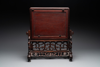 A Chinese blue and white plaque with floral design in a carved wooden screen, 19/20th C.