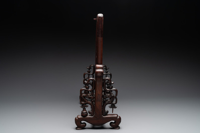 A Chinese blue and white plaque with floral design in a carved wooden screen, 19/20th C.