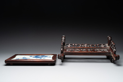 A Chinese blue and white plaque with floral design in a carved wooden screen, 19/20th C.
