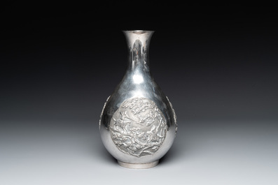 A Chinese silver 'battle scenes' 'yuhuchunping' vase, 19/20th C.