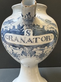 A Dutch Delft blue and white wet drug or syrup jar inscribed 'S GRANATOR', 18th C.