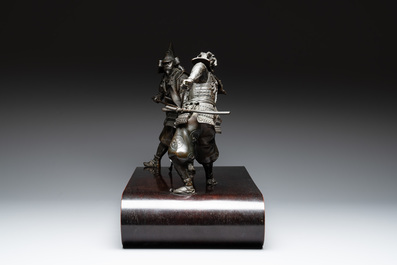 A fine pair of Japanese bronze warriors mounted on a wooden stand, Meiji/Taisho, 19/20th C.