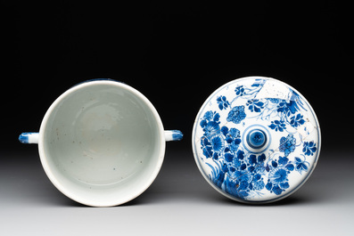 A Chinese blue and white two-handled container and cover with floral design, Kangxi