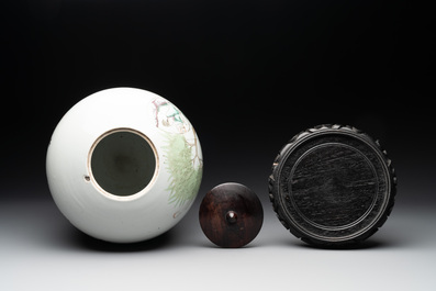 Two Chinese famille rose jars and a brush pot, signed Ju Yi Tai 聚義泰, 'B.E.E. CHINESE RESTAURANT' mark, dated 1924 and 20th C.