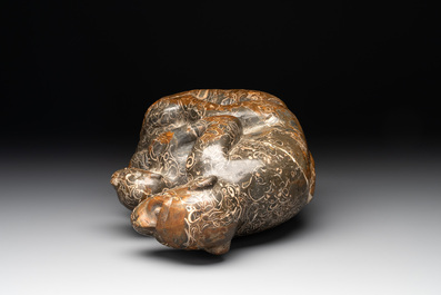 A Chinese stone group of a two monkeys, 20th C.