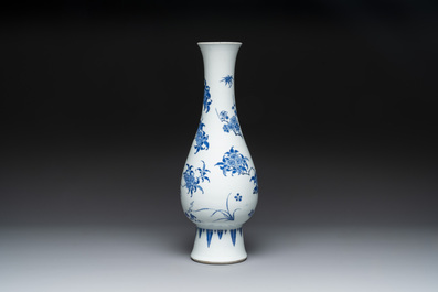 A Chinese blue and white pear-shaped vase with floral design, Transitional period
