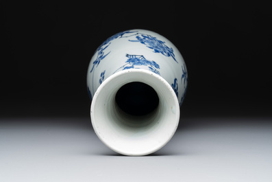 A Chinese blue and white pear-shaped vase with floral design, Transitional period