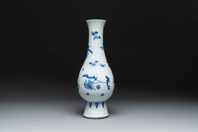 A Chinese blue and white pear-shaped vase with floral design, Transitional period