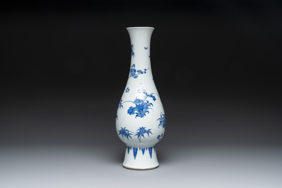 A Chinese blue and white pear-shaped vase with floral design, Transitional period