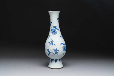 A Chinese blue and white pear-shaped vase with floral design, Transitional period