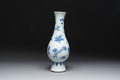 A Chinese blue and white pear-shaped vase with floral design, Transitional period