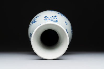 A Chinese blue and white pear-shaped vase with floral design, Transitional period