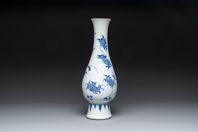 A Chinese blue and white pear-shaped vase with floral design, Transitional period