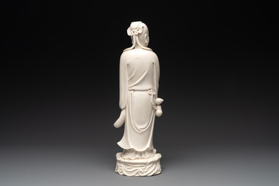 A Chinese Dehua blanc de Chine figure of a sage holding a peach, 20th C.