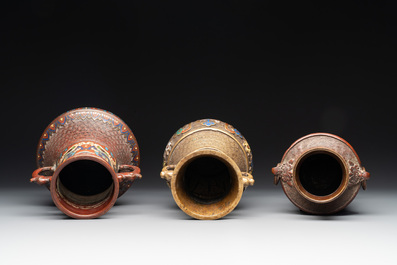 Four Japanese archaistic champlev&eacute; vases, Meiji, 19/20th C.