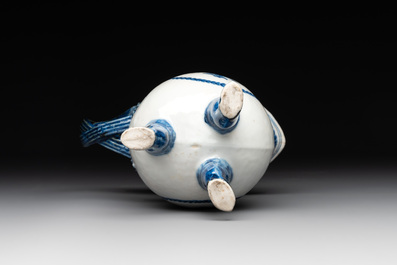 A pair of Chinese blue and white cups and saucers and a milk jug, Qianlong/Jiaqing