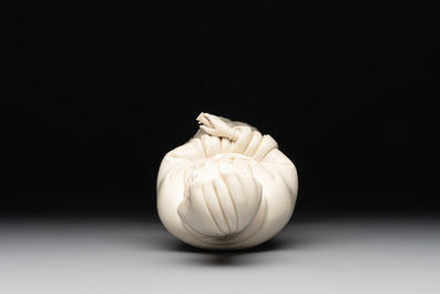 A Chinese Dehua blanc de Chine standing Guanyin, 20th C.