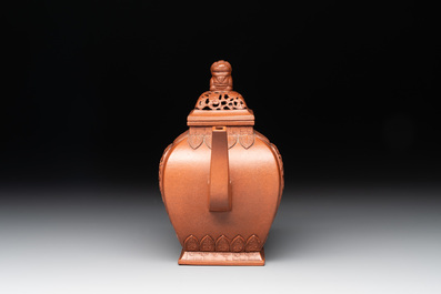 A Chinese Yixing stoneware teapot and cover, Jing Han Qian Hong Nei Zhi 荊漢錢弘內製 mark, 19th C.