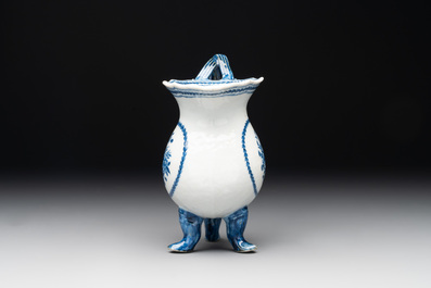 A pair of Chinese blue and white cups and saucers and a milk jug, Qianlong/Jiaqing