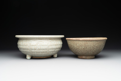 A Chinese ge-type censer, three bowls and three plates, 19th C.